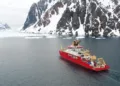 El buque de investigación polar RRS Sir David Attenborough, donde los científicos del BAS llevan a cabo investigaciones multidisciplinares que estudian el océano, el fondo marino, el hielo y la atmósfera. Crédito: British Antarctic Survey