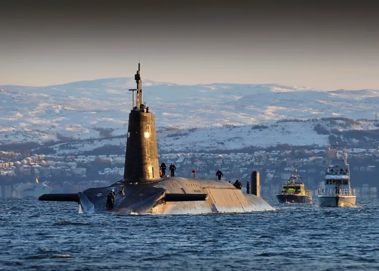 El submarino nuclear HMS Vanguard regresa a la Base Naval HM Clyde, Faslane, Escocia, tras una patrulla. Tam McDonald