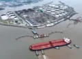 Una vista aérea muestra remolcadores ayudando a un petrolero a atracar en una terminal de petróleo, frente a la isla Waidiao en Zhoushan, provincia de Zhejiang, China, el 18 de julio de 2022. cnsphoto vía REUTERS/Foto de archivo