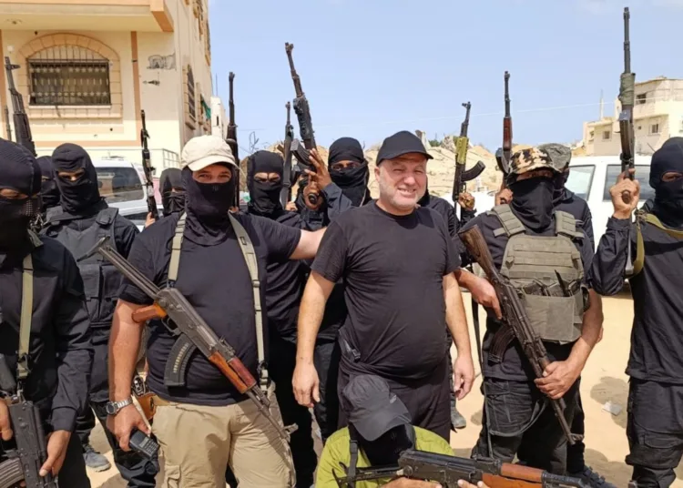 Hossam al Astal posa con hombres armados de su milicia en Khan Younis. Foto: Hossam Al Astal