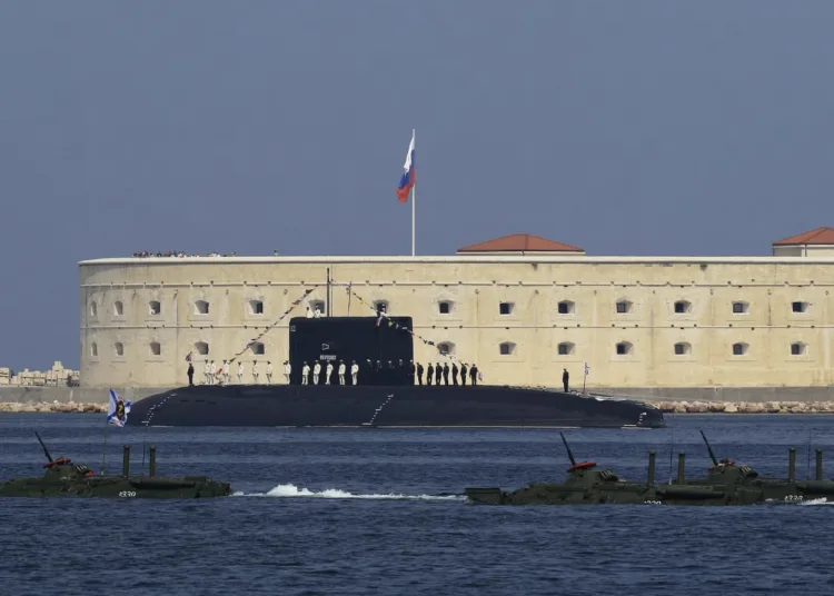 Marineros rusos forman fila a bordo del submarino diésel-eléctrico "Novorossiysk" durante el desfile del Día de la Marina en el puerto del Mar Negro de Sebastopol, Crimea, el 31 de julio de 2016. REUTERS/Alexey Pavlishak/Foto de archivo
