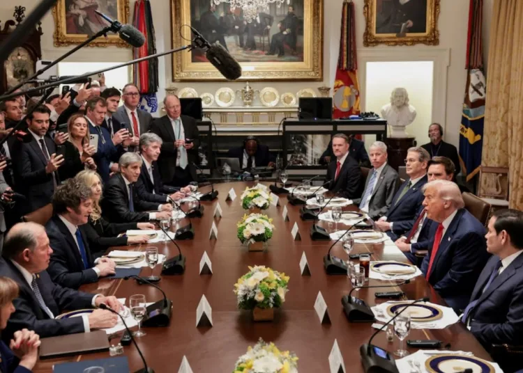 Donald Trump y su equipo junto al presidente Javier Milei y parte del Gabinete (REUTERS/Jonathan Ernst)