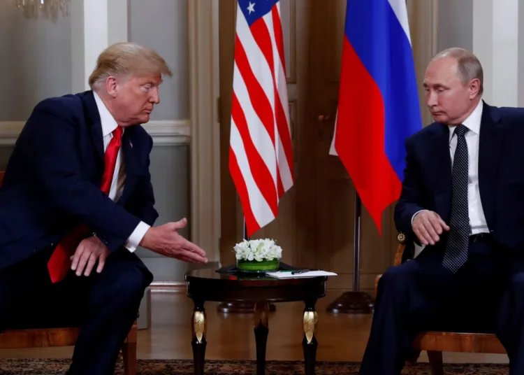 El presidente de Estados Unidos, Donald Trump, y el presidente de Rusia, Vladímir Putin, se reúnen en Helsinki, Finlandia, el 16 de julio de 2018. REUTERS/Kevin Lamarque