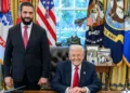 El nuevo jefe de estado de Siria, Ahmed Al-Sharaa, se reunión con Donald Trump en el Salón Oval / Créditos: Truth Social.