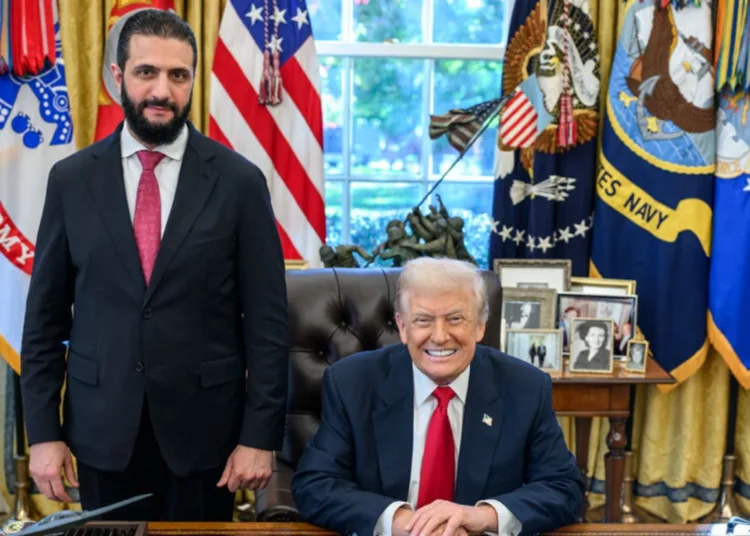 El nuevo jefe de estado de Siria, Ahmed Al-Sharaa, se reunión con Donald Trump en el Salón Oval / Créditos: Truth Social.