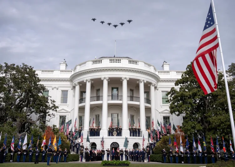Aviones militares sobrevuelan la Casa Blanca mientras el presidente Donald Trump recibe al príncipe heredero de Arabia Saudita, Mohammed bin Salman, el martes 18 de noviembre de 2025, en Washington. (Foto AP/Mark Schiefelbein)