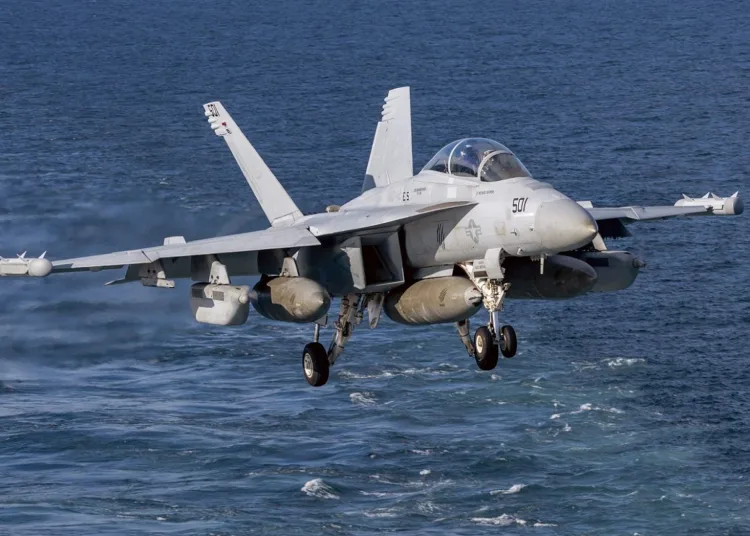 Un E/A-18G Growler del Carrier Air Wing 8, asignado al Escuadrón de Ataque Electrónico 142, se prepara para aterrizar en el portaaviones más grande del mundo, el USS Gerald R. Ford (CVN 78), en el Mar de Noruega, por encima del Círculo Polar Ártico, el 3 de septiembre de 2025. El Gerald R. Ford, un portaaviones nuclear de primera clase y buque insignia desplegado del Grupo de Ataque de Portaaviones Doce, está en una misión programada en el área de operaciones de la 6ª Flota de los EE. UU. para apoyar la efectividad en combate, la letalidad y la preparación de las Fuerzas Navales de EE. UU. en Europa y África, y defender los intereses de EE. UU., aliados y socios en la región. (Foto de la Marina de los EE. UU. por la Especialista en Comunicación de Masas, Marinera Brianna Barnett)