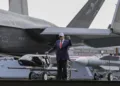 Presidente de EE.UU. Donald Trump saluda desde un portaaviones