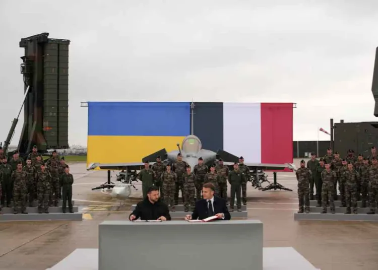 Volodímir Zelenski y Emmanuel Macron firmaron una carta de intención para que Francia provea 100 cazas Rafale a Ucrania / Créditos: Reuters - Christophe Ena