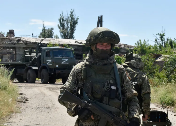 Miembros del equipo ruso de desminado trabajan para despejar un área en la ciudad de Mariúpol el 13 de julio de 2022, en medio de la actual acción militar rusa en Ucrania. (Foto de Olga MALTSEVA / AFP)