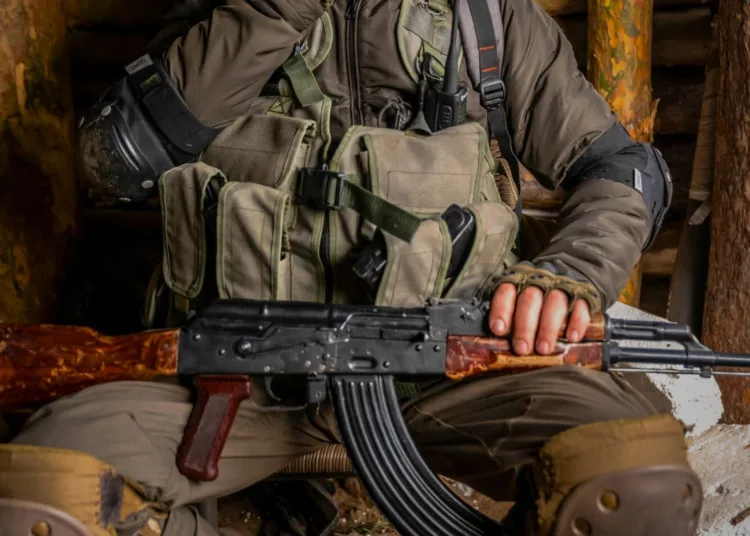 Un soldado ucraniano con un rifle de asalto de estilo soviético en Irpin, en marzo.
Crédito...
Daniel Berehulak para The New York Times