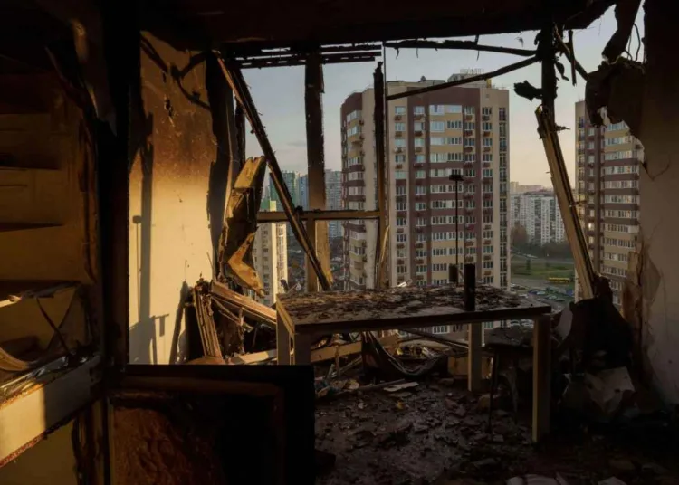 Un nuevo bombardeo ruso a Kiev dejó al menos 5 muertos y 34 heridos / Créditos: Evgeniy Maloletka