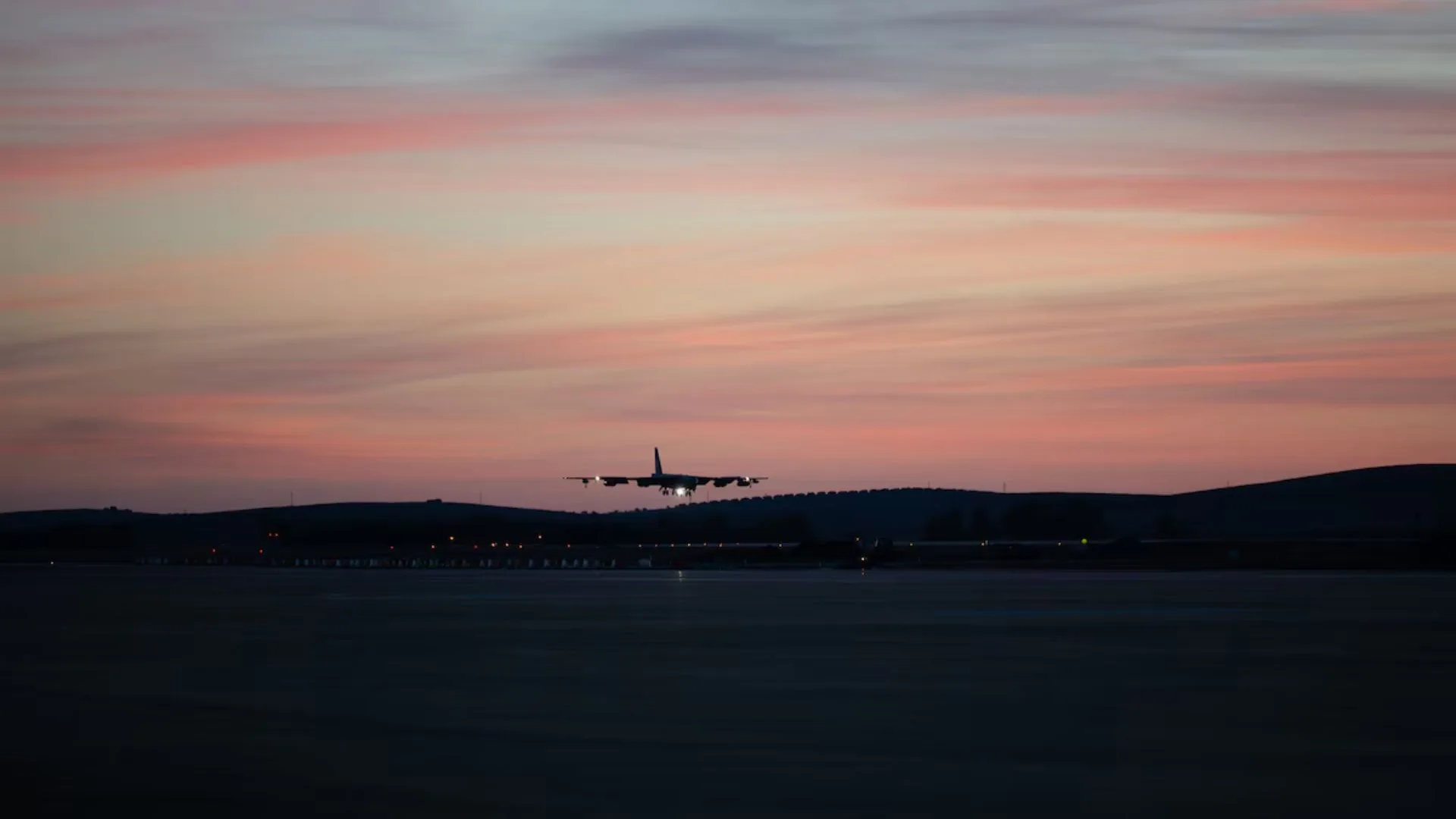 Un B-52H Stratofortress de la Fuerza Aérea de los Estados Unidos asignado al 2.º Ala de Bombardeo, Base Aérea Barksdale, Luisiana, rueda hacia su lugar de estacionamiento tras aterrizar en la Base Aérea de Morón, España, el 8 de noviembre de 2025, como parte de la Fuerza Operativa de Bombarderos 26-1. La Fuerza Operativa de Bombarderos de Europa destaca la capacidad de Estados Unidos para operar en entornos operativos conflictivos con tácticas refinadas que garantizan la precisión y la supervivencia de nuestros pilotos y activos. (Fotografía de la Fuerza Aérea de los Estados Unidos realizada por el sargento técnico Codie Trimble)
