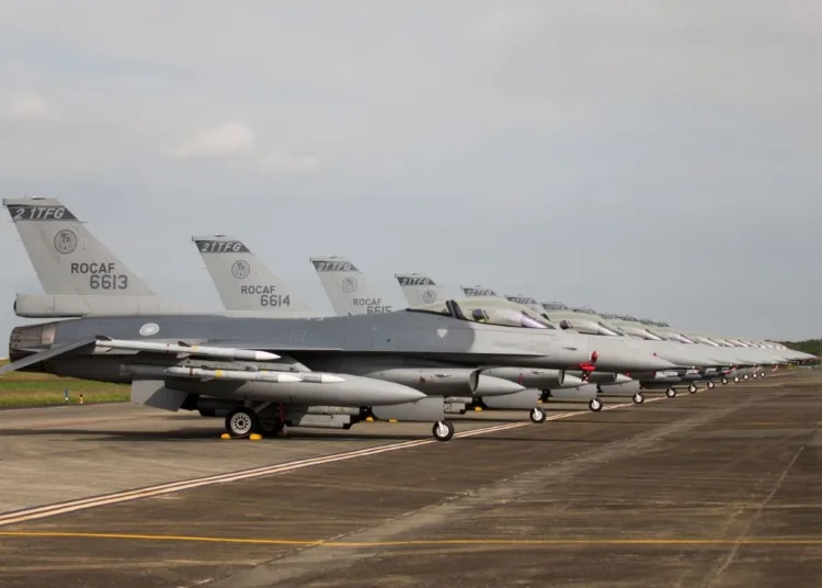 Una línea de aviones F-16 mejorados se encuentra en la base aérea de Chiayi. (Ministerio de Defensa Nacional de Taiwán)