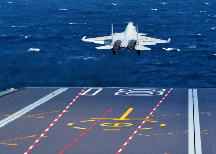 Un avión de guerra electrónica J-15DT despega del primer portaaviones chino equipado con catapulta electromagnética, el Fujian (casco 18), durante un entrenamiento marítimo con fuerzas reales. (eng.chinamil.com.cn/Foto de Gao Zeming)