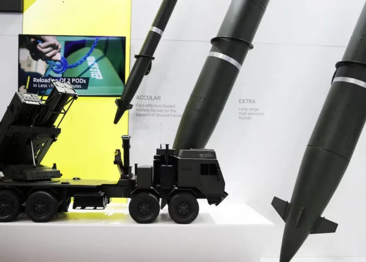 Una miniatura del lanzacohetes múltiple PULS y cohetes de artillería de la empresa israelí Elbit Systems se exhiben en la Feria de Defensa DEFEA, en Atenas, Grecia, el 8 de mayo de 2025. REUTERS/Louiza Vradi