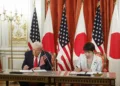 Trump y Takaichi firman documentos para un acuerdo sobre minerales críticos y tierras raras en Tokio. AFP