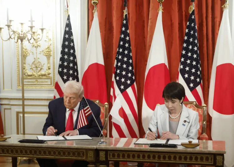 Trump y Takaichi firman documentos para un acuerdo sobre minerales críticos y tierras raras en Tokio. AFP