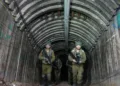 Soldados israelíes el viernes 15 de diciembre de 2023 en un túnel que, según el Ejército, fue usado por Hamas para atacar el cruce de Erez en el norte de la Franja de Gaza. Ariel Schalit / AP