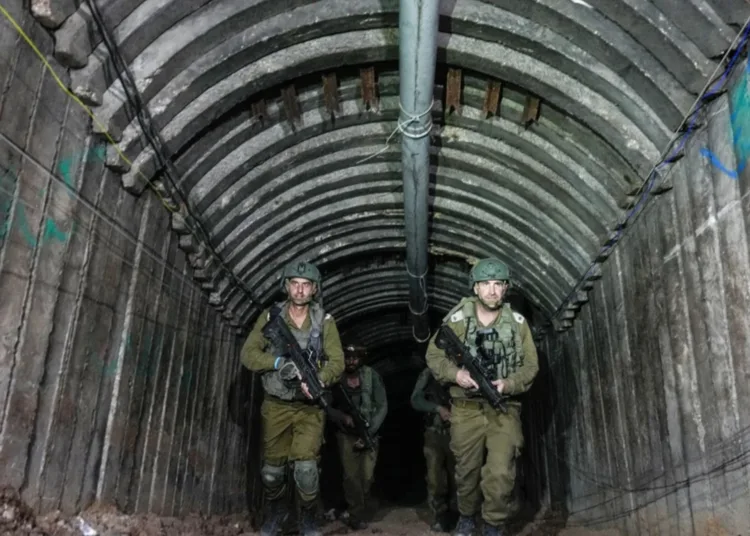 Soldados israelíes el viernes 15 de diciembre de 2023 en un túnel que, según el Ejército, fue usado por Hamas para atacar el cruce de Erez en el norte de la Franja de Gaza. Ariel Schalit / AP