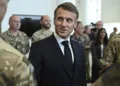 El presidente francés Emmanuel Macron visita un centro de mando marítimo en Northwood, Londres, el 10 de julio de 2025, durante su visita de Estado a Gran Bretaña. © Leon Neal, AP