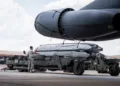 Los miembros de la tripulación de carga de la 20.ª Unidad de Mantenimiento de Aeronaves se preparan para cargar municiones en un B-52H Stratofortress durante una prueba de control y supervisión de aeronaves en la base aérea de Barksdale, Luisiana, el 24 de agosto de 2020. La prueba se realiza cada cinco o diez años para demostrar la capacidad del B-52 de proporcionar los niveles de voltaje necesarios para la configuración de la misión en la interfaz del misil de crucero lanzado desde el aire AGM-86. Foto de la Fuerza Aérea de los Estados Unidos tomada por la aviadora superior Lillian Miller.
