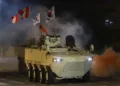 Vehículo blindado de transporte de tropas K808 durante el desfile del Día del Ejército en Perú. Créditos de la foto: Ministerio de Defensa de Perú.
