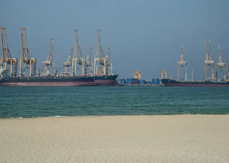 Buques cisterna amarrados en el puerto de Khor Fakkan, cerca del estrecho de Ormuz. AFP