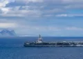 El USS Gerald R. Ford (CVN 78) atraviesa el estrecho de Gibraltar, el 1 de octubre de 2025. Fotografía de la Marina realizada por la marinera aprendiz y especialista en comunicación de masas Alyssa Joy.
