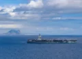 El portaaviones USS Gerald R. Ford (CVN 78), transita el Estrecho de Gibraltar el 1 de octubre de 2025. (Foto de la Marina de los EE. UU. por la Especialista en Comunicación Masiva Aprendiz de Marinero Alyssa Joy)