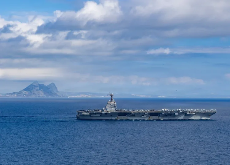 El portaaviones USS Gerald R. Ford (CVN 78), transita el Estrecho de Gibraltar el 1 de octubre de 2025. (Foto de la Marina de los EE. UU. por la Especialista en Comunicación Masiva Aprendiz de Marinero Alyssa Joy)