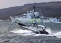 Cinco barcos no tripulados, pilotados remotamente desde 500 millas de distancia, rodearon al HMS Tyne en una demostración de cómo la Royal Navy podría utilizar esta tecnología en operaciones. Foto: LPhot Daniel Bladen
