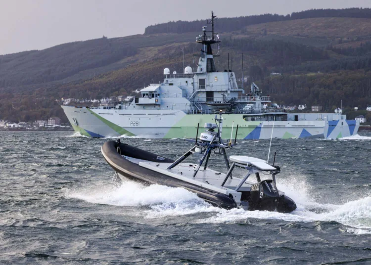 Cinco barcos no tripulados, pilotados remotamente desde 500 millas de distancia, rodearon al HMS Tyne en una demostración de cómo la Royal Navy podría utilizar esta tecnología en operaciones. Foto: LPhot Daniel Bladen