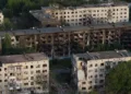 En una vista aérea, se pueden ver edificios de apartamentos destruidos en un barrio residencial afectado por los bombardeos rusos en Pokrovsk, Ucrania, el 31 de agosto de 2025. (Taras Ibragimov/Suspilne Ukraine/JSC «UA:PBC»/Global Images Ukraine a través de Getty Images)