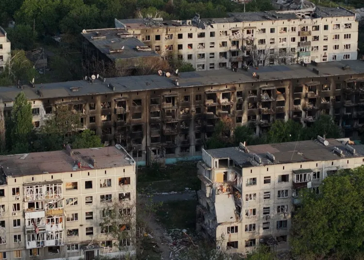 En una vista aérea, se pueden ver edificios de apartamentos destruidos en un barrio residencial afectado por los bombardeos rusos en Pokrovsk, Ucrania, el 31 de agosto de 2025. (Taras Ibragimov/Suspilne Ukraine/JSC «UA:PBC»/Global Images Ukraine a través de Getty Images)