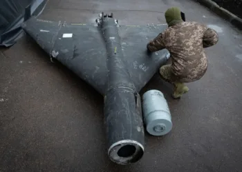 Un oficial ucraniano examina un dron Shahed derribado con una carga termobárica lanzado por Rusia en un laboratorio de investigación en un lugar no revelado en Ucrania el 14 de noviembre de 2024.