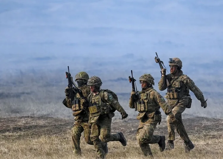 Las tropas de la OTAN participan en el ejercicio 'Steadfast Dart 2025' de la OTAN en el campo de entrenamiento de Smardan, cerca de Galati, Rumanía, el 19 de febrero de 2025. Inquam Photos/Eduard Vinatoru vía REUTERS