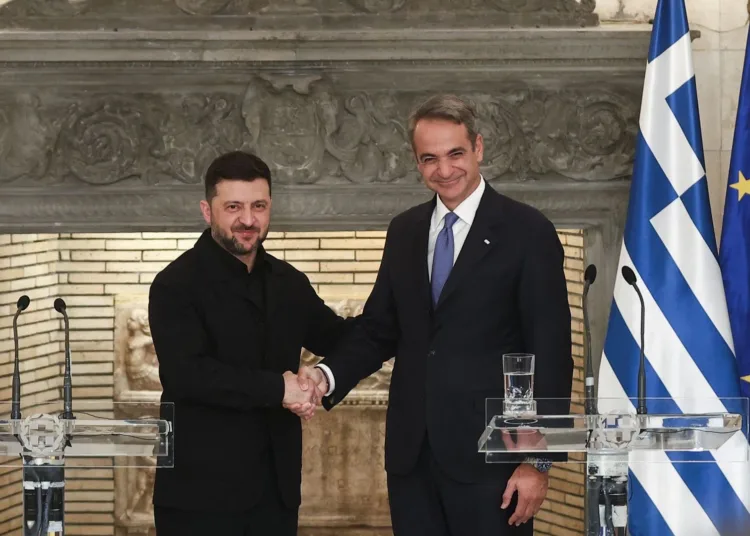 El primer ministro de Grecia, Kyriakos Mitsotakis, saluda al presidente de Ucrania, Volodymyr Zelenskyy, en la mansión Maximos de Atenas, Grecia, durante una visita no oficial a Grecia, el 16 de noviembre de 2025. (Foto de Dimitris Kapantais/SOOC/AFP a través de Getty Images)
