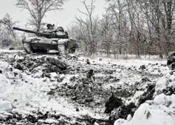 Soldados ucranianos de la 128ª brigada separada de asalto de montaña Transcarpática de las Fuerzas Armadas de Ucrania participan en ejercicios de tanques en la región de Zaporiyia, Ucrania, el 11 de enero. REUTERS/Stringer