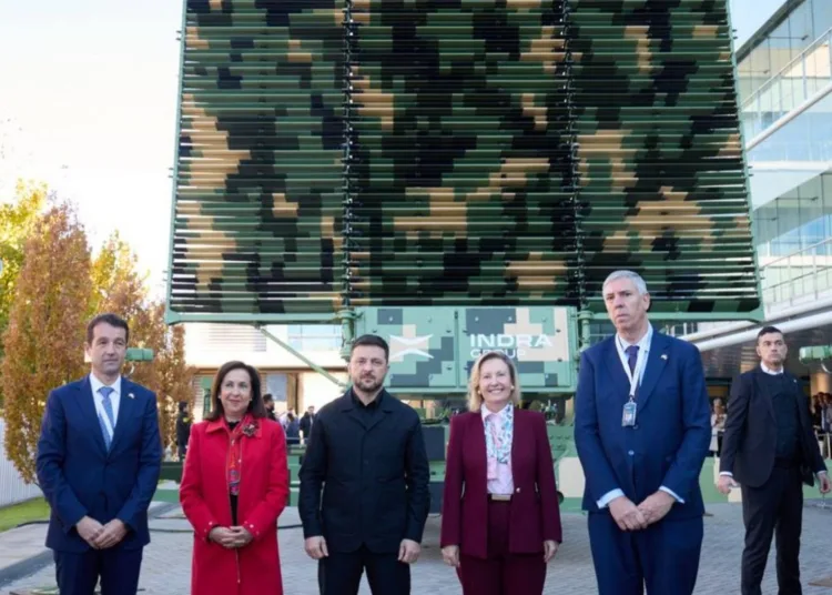 Zelensky, actualmente en España, se reúne con fabricantes de armas y tecnología de defensa, centrándose en radares, drones y equipos críticos para reforzar la protección de Ucrania. créditos: X
