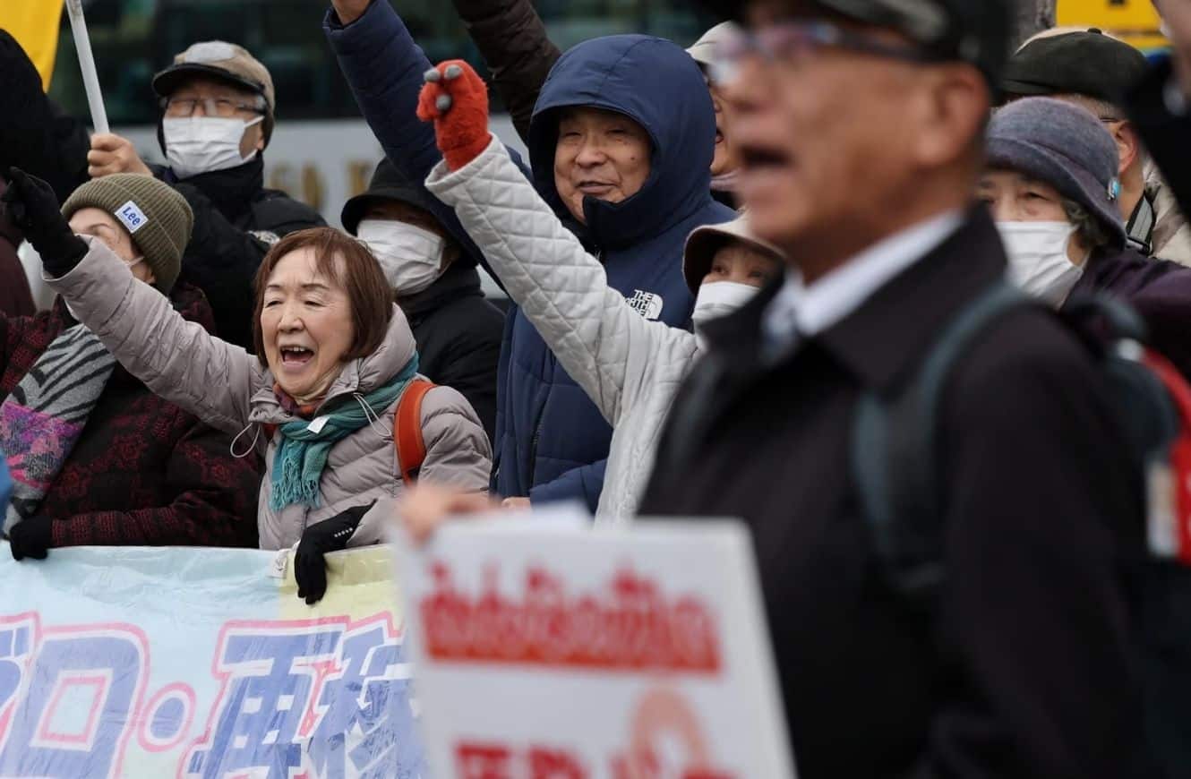 Manifestantes participan en una protesta cerca del edificio de la oficina del gobierno prefectural de Niigata antes de que se lleve a cabo la votación en la asamblea prefectural sobre el reinicio parcial de la planta nuclear Kashiwazaki Kariwa de la Compañía de Energía Eléctrica de Tokio (TEPCO), una de las plantas nucleares más grandes del mundo y que estuvo entre los reactores cerrados tras un masivo terremoto y tsunami en 2011 que paralizó la planta Fukushima Daiichi de TEPCO, en Niigata, Japón, el 22 de diciembre de 2025. REUTERS/Issei Kato