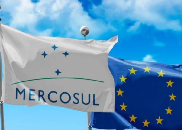 Banderas de la Unión Europea y el Mercosur