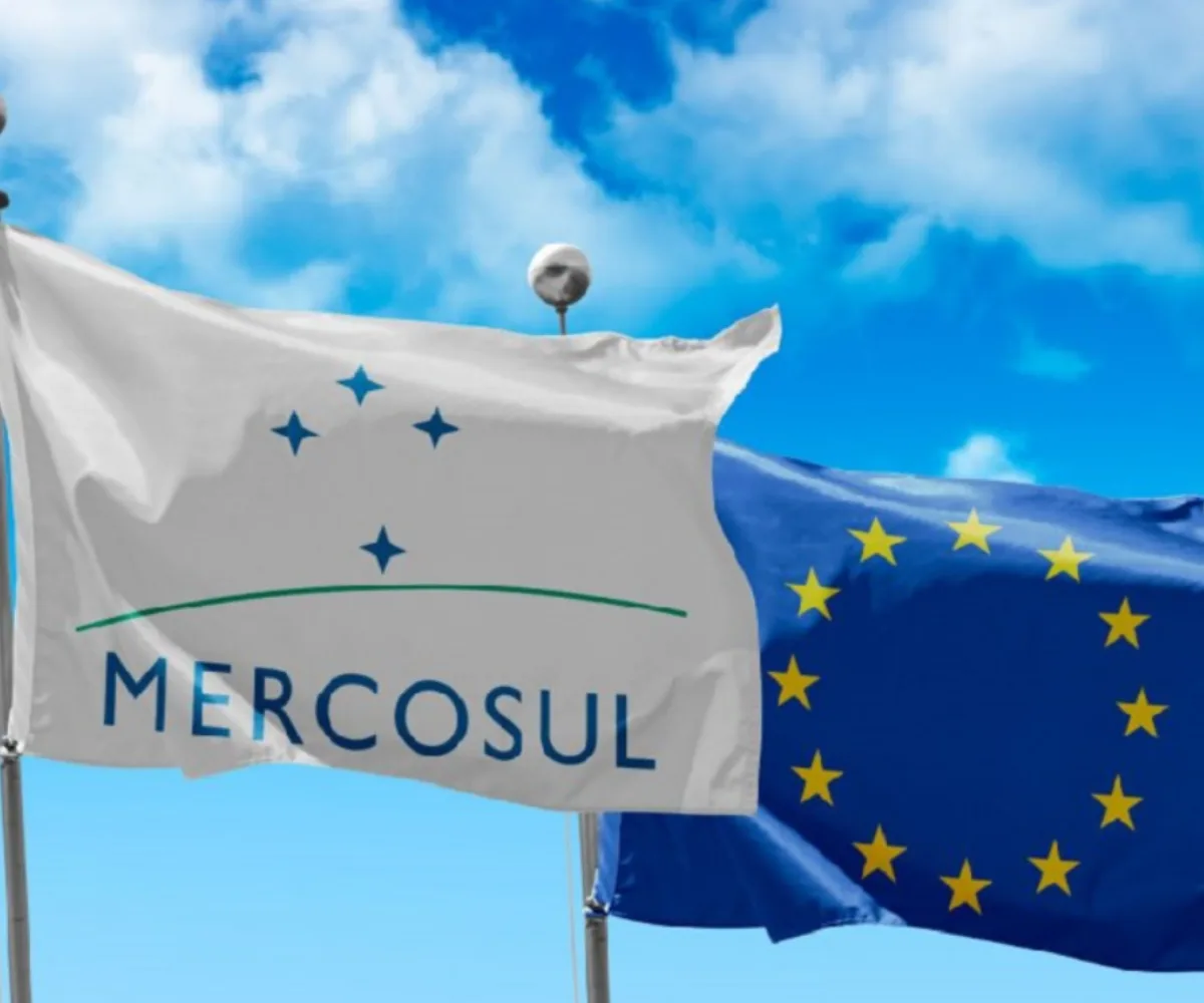 Banderas de la Unión Europea y el Mercosur