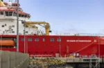 El buque polar británico RRS Sir David Attenborough, operado por el British Antarctic Survey (BAS) en las Islas Malvinas. CrĂ©dito: Cyber & Specialist Operations Command vĂa X