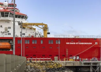 El buque polar británico RRS Sir David Attenborough, operado por el British Antarctic Survey (BAS) en las Islas Malvinas. Crédito: Cyber & Specialist Operations Command vía X