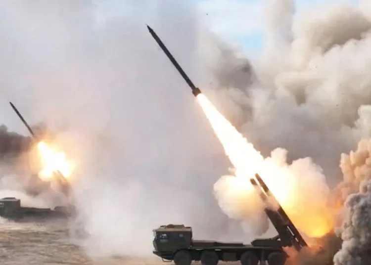 El equipo militar de las fuerzas terrestres participa en ejercicios de fuego real de largo alcance dirigidos a aguas al sur de Taiwán, desde una ubicación no revelada, en esta captura de pantalla de un video publicado por el Comando del Teatro Oriental del Ejército Popular de Liberación (EPL) de China el 30 de diciembre de 2025. Comando del Teatro Oriental/Folleto vía REUTERS