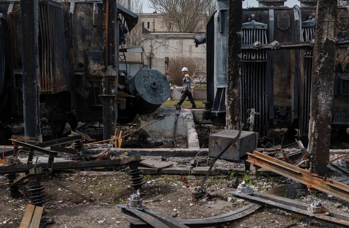 Un trabajador pasa junto a una subestación ucraniana destruida por un ataque con drones rusos. Fotografía: Evgeniy Maloletka/AP