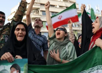 Personas asisten a una protesta contra el ataque estadounidense a instalaciones nucleares, en medio del conflicto entre Irán e Israel, en Teherán, Irán, el 22 de junio de 2025. (crédito de la foto: MAJID ASGARIPOUR/WANA/REUTERS)