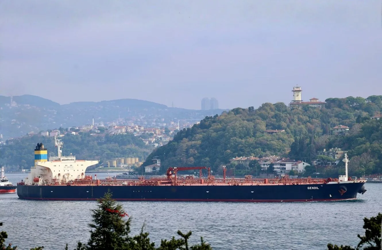 El petrolero Qendil transita por el Bósforo en ruta hacia el mar Mediterráneo, en Estambul, Turquía, 6 de noviembre de 2025. REUTERS/Yoruk Isik/Foto de archivo