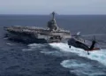 Un helicóptero MH-60S Knighthawk se prepara para aterrizar en el portaaviones USS Gerald R. Ford (CVN 78).